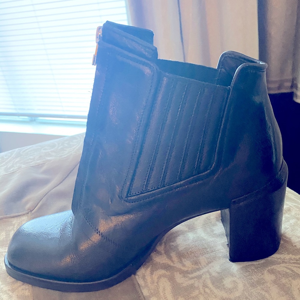I purchased wrong size. Wore 1 time.